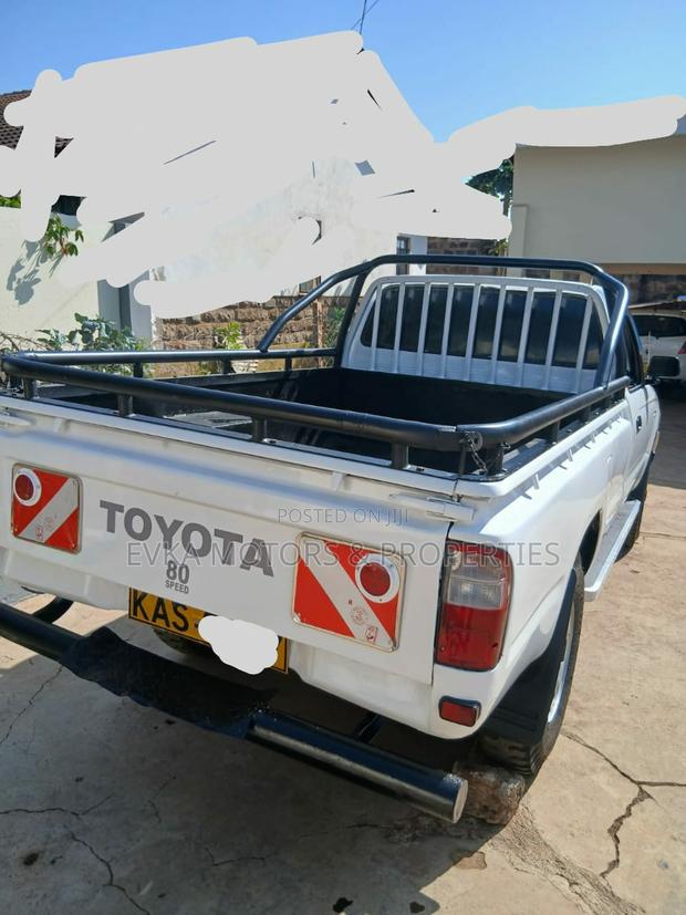 Toyota Hilux 2002 White