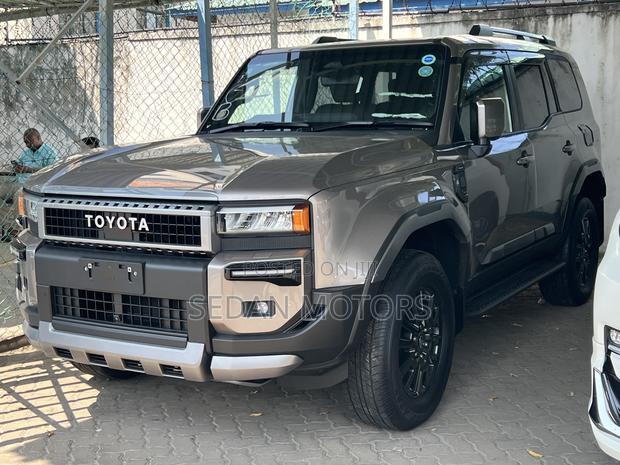 Toyota Land Cruiser Prado 2023 Gold