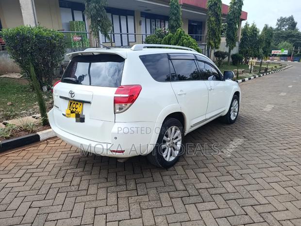 Toyota Vanguard 2010 White