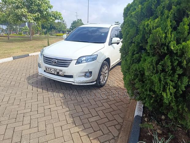 Toyota Vanguard 2010 White
