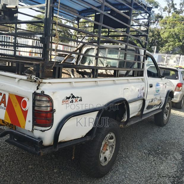 Toyota Hilux 2001 White