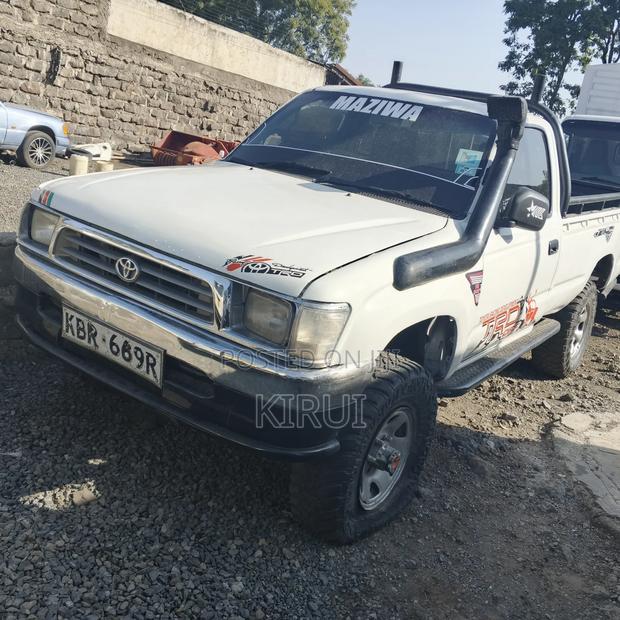 Toyota Hilux 2004 White