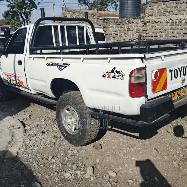 Toyota Hilux 2004 White