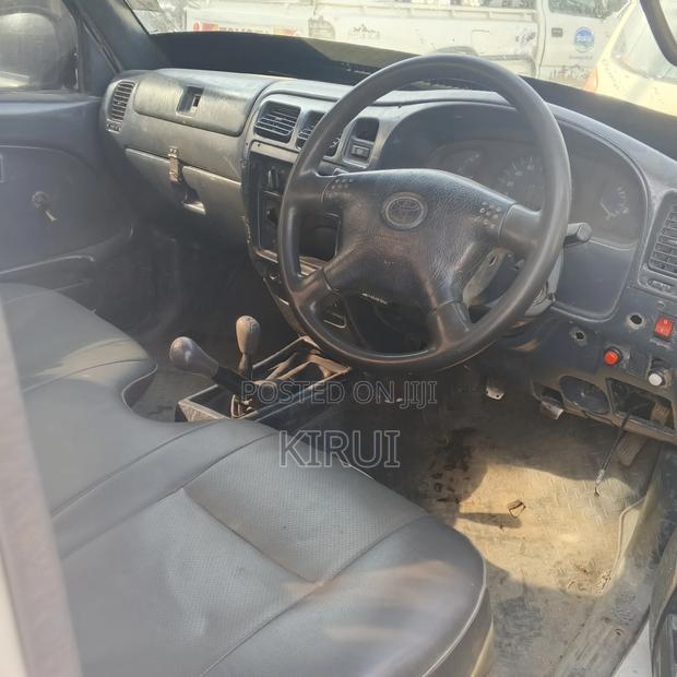Toyota Hilux 2004 White