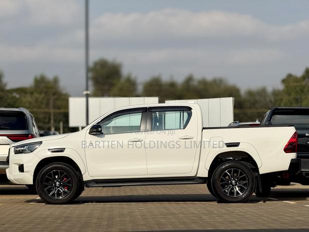 Toyota Hilux 2022 White