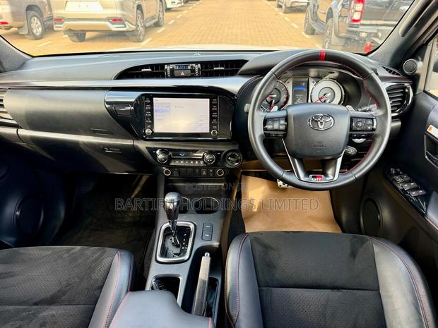 Toyota Hilux 2022 White