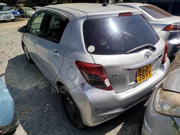 Toyota Vitz 2011 Silver
