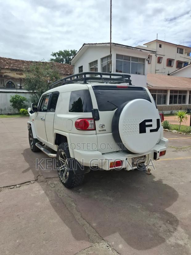 Toyota FJ Cruiser 2013 White
