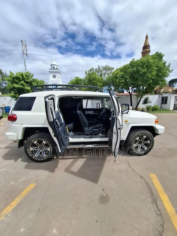 Toyota FJ Cruiser 2013 White
