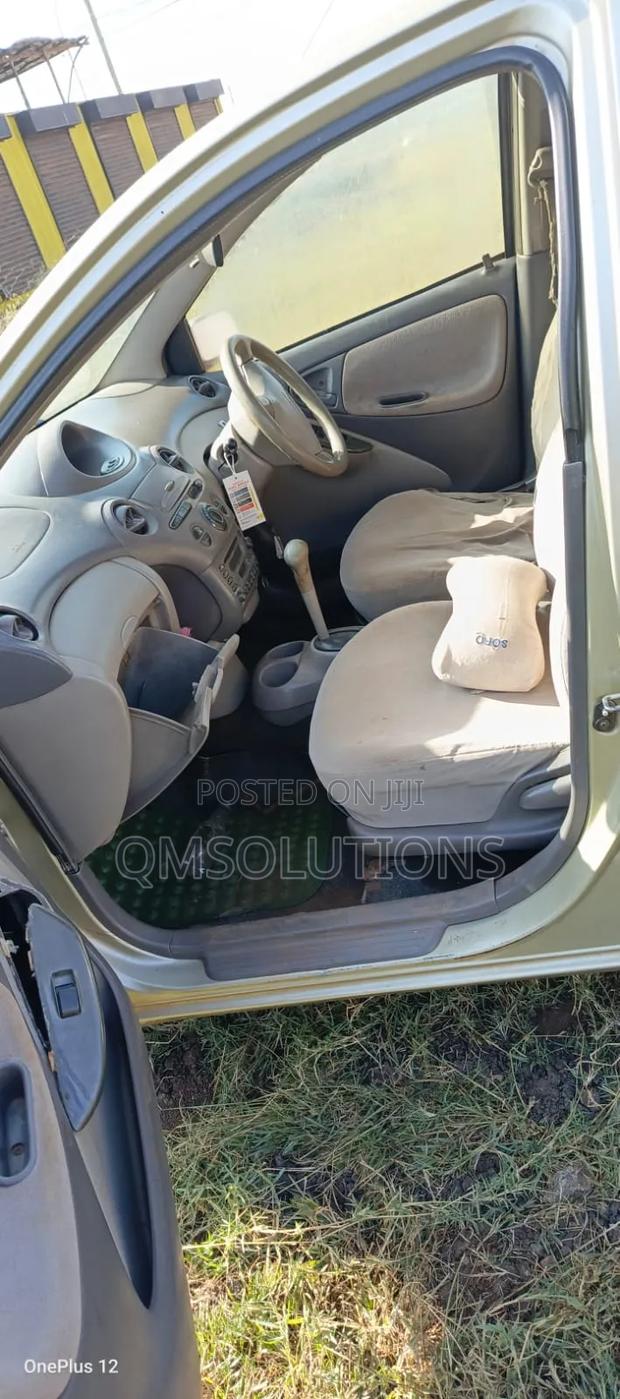 Toyota Platz 2002 Silver