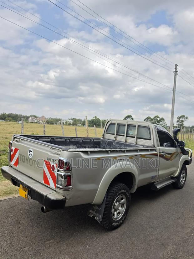 Toyota Hilux 2012 Gray
