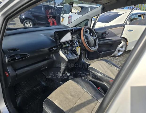Toyota Wish 2010 Silver