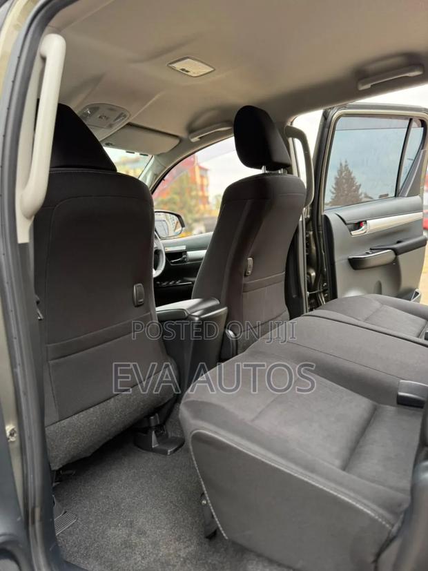 Toyota Hilux 2021 Beige