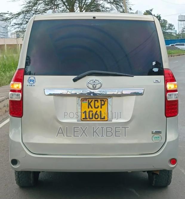 Toyota Noah 2010 Beige