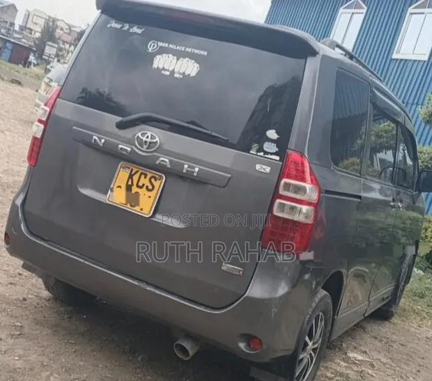 Toyota Noah 2011 Gray