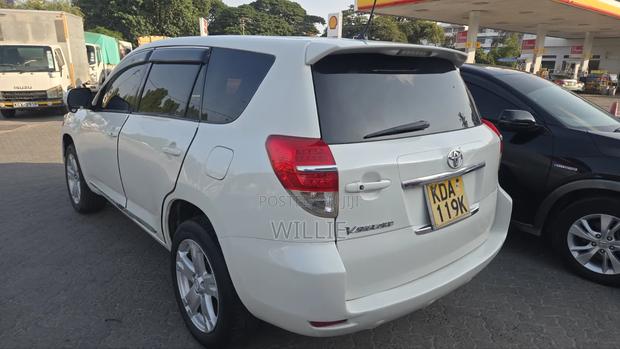Toyota Vanguard 2013 White