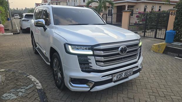 Toyota Land Cruiser 2023 White