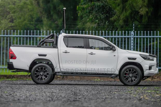 Toyota Hilux 2023 White