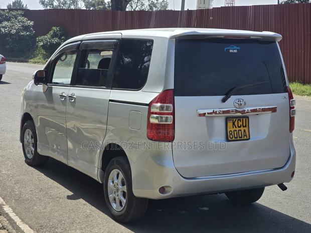 Toyota Noah 2012 Silver