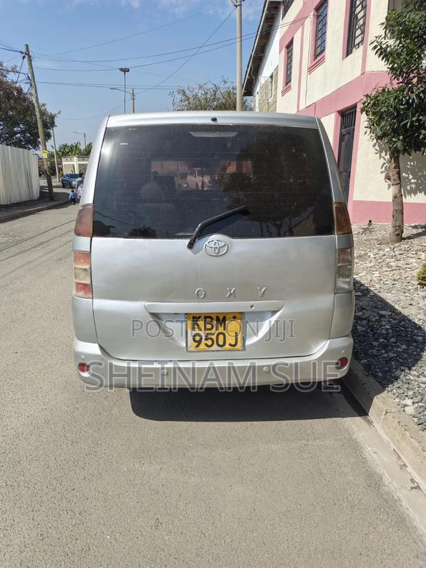 Toyota Voxy 2004 Silver