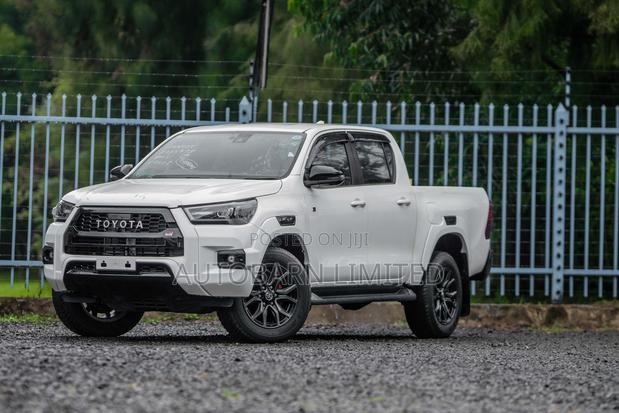 Toyota Hilux 2022 White