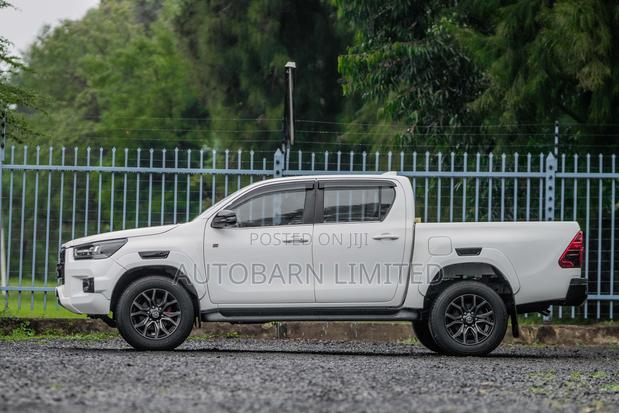 Toyota Hilux 2022 White
