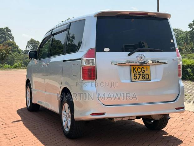 Toyota Noah 2009 Silver