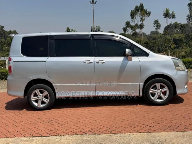 Toyota Noah 2009 Silver