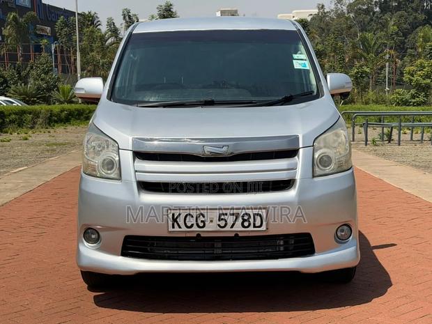 Toyota Noah 2009 Silver