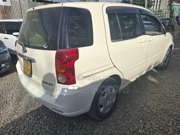 Toyota Raum 2006 White