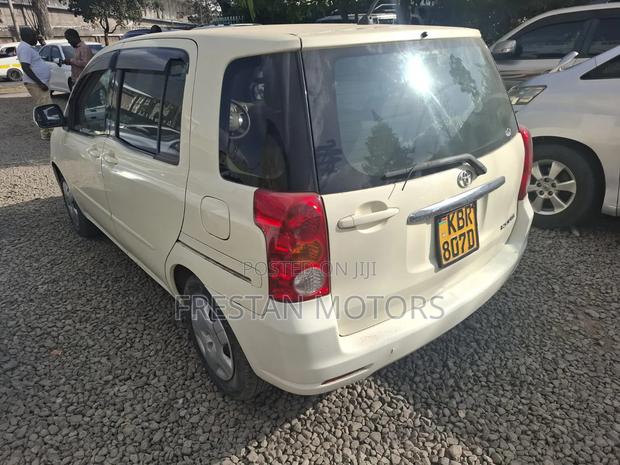 Toyota Raum 2006 White