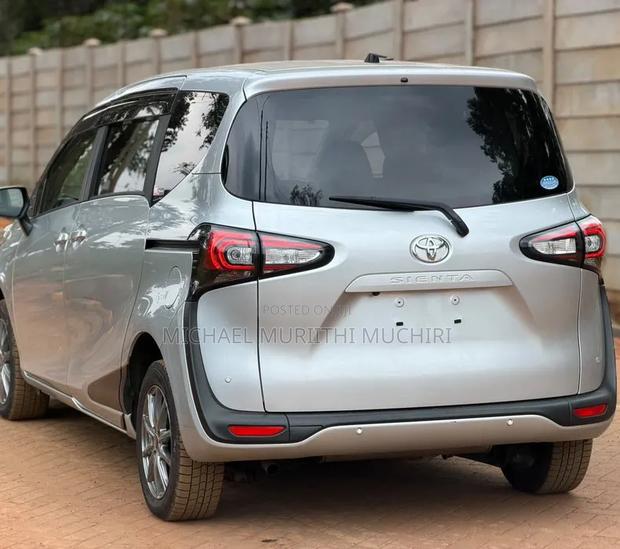 Toyota Sienta 2019 Silver