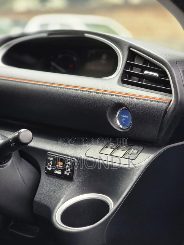 Toyota Sienta 1.5 Hybrid FWD (6-seater) 2019 Blue