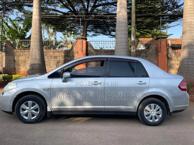 Nissan Tiida 2010 Silver