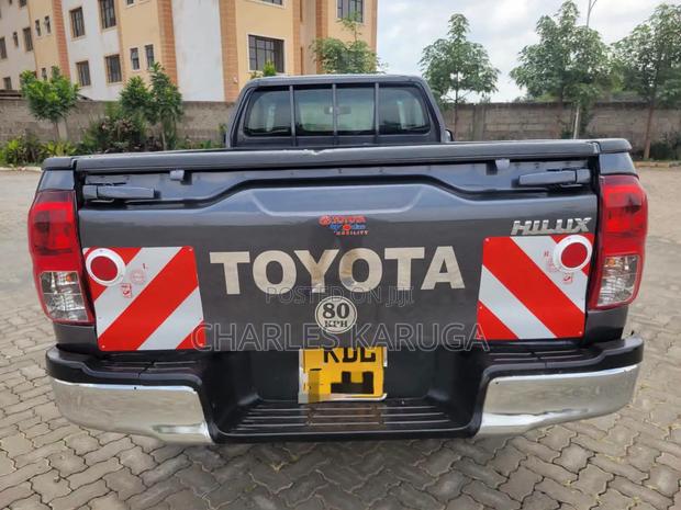 Toyota Hilux 2023 Gray