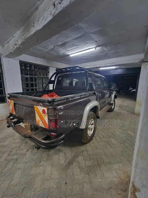 Toyota Hilux 2003 Brown