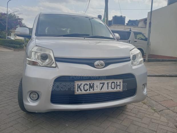 Toyota Sienta 2011 Silver