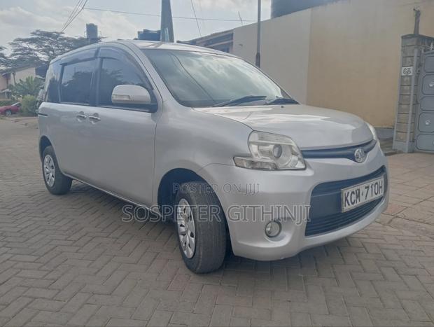 Toyota Sienta 2011 Silver