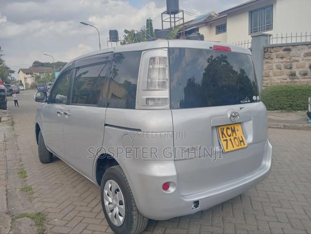 Toyota Sienta 2011 Silver