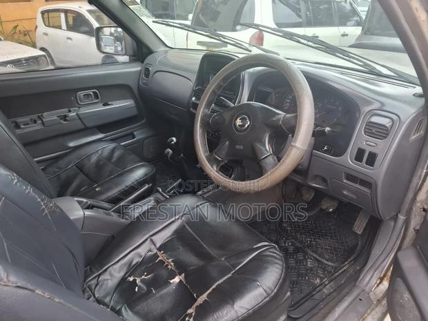Nissan NP300 1997 Gold