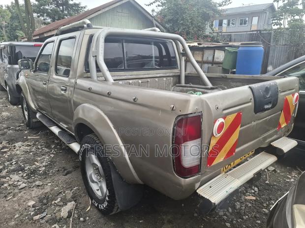 Nissan NP300 1997 Gold