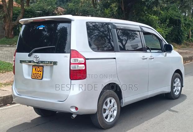 Toyota Noah 2.0 158hp FWD (8 Seater) 2012 Silver