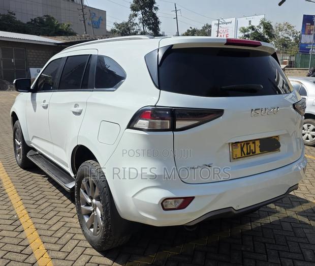 Isuzu MU-X 2022 White