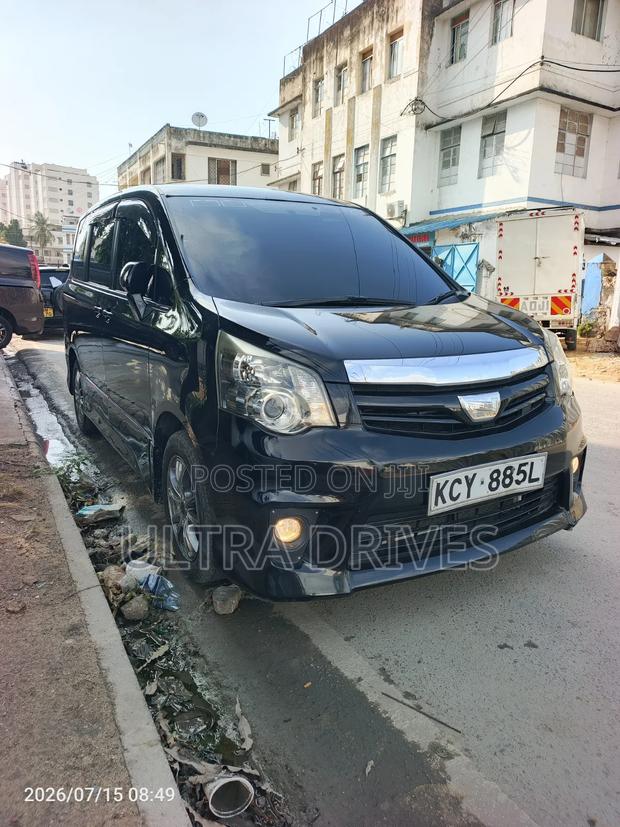 Toyota Noah 2014 Silver
