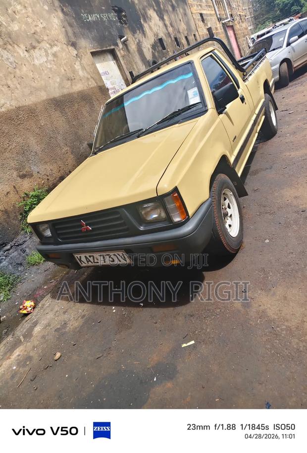 Mitsubishi L200 Club Cab 2.4 4WD 1999 Yellow
