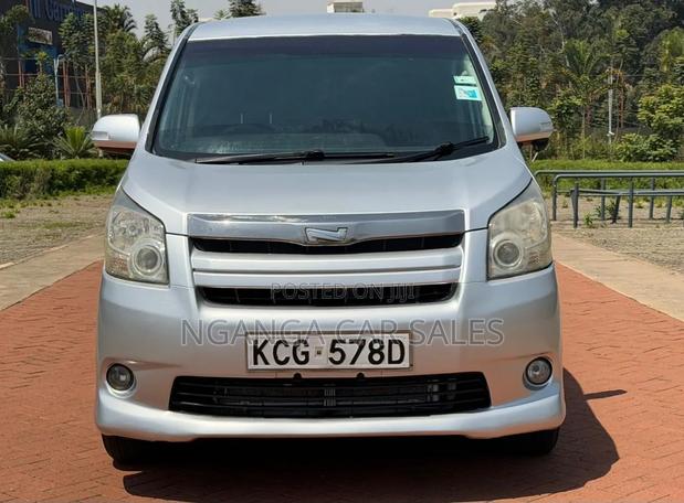 Toyota Noah 2009 Silver