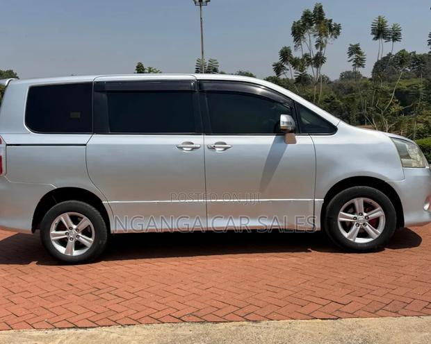 Toyota Noah 2009 Silver