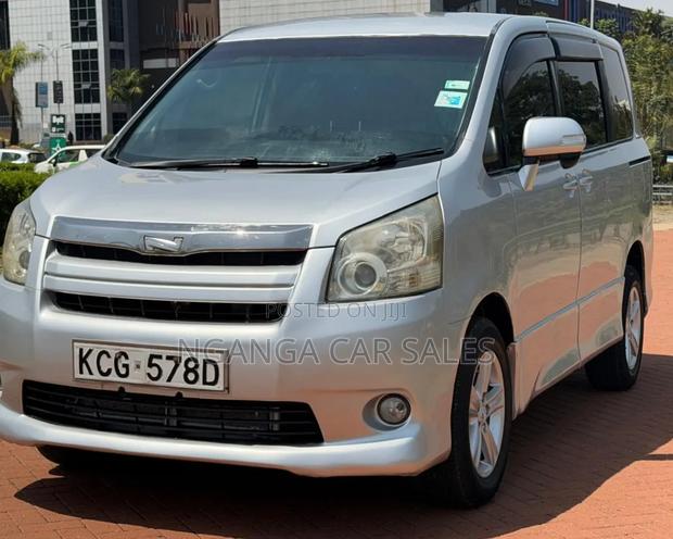 Toyota Noah 2009 Silver