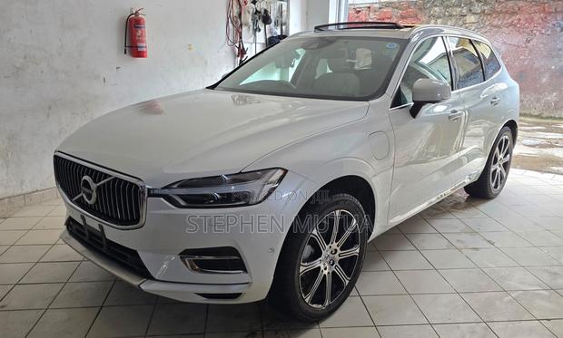 Volvo XC60 T6 Momentum AWD 2019 White