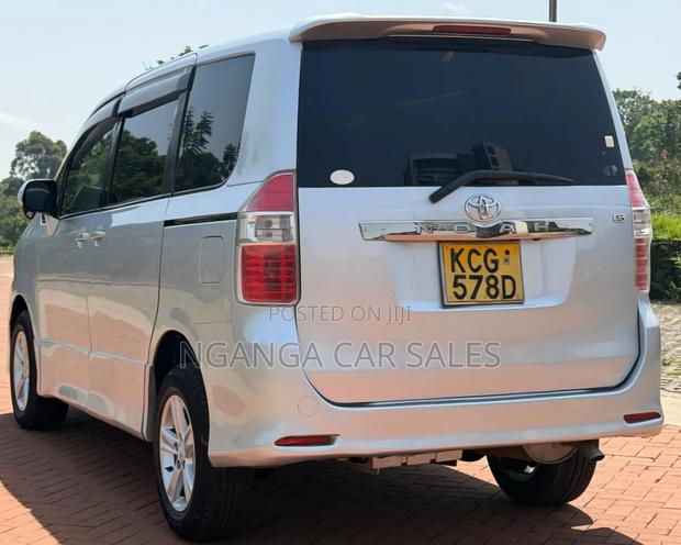 Toyota Noah 2009 Silver